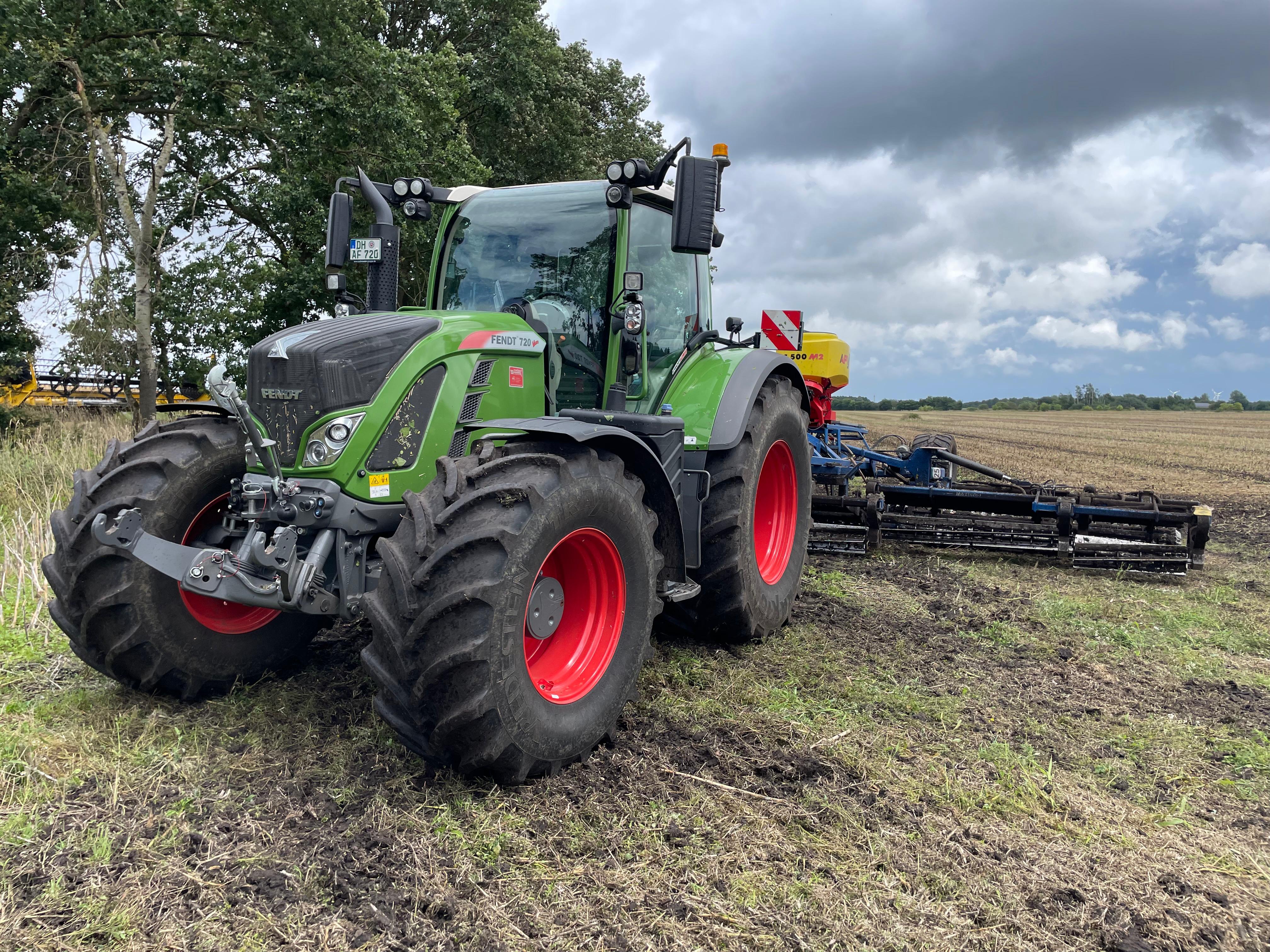 Traktor auf dem Feld